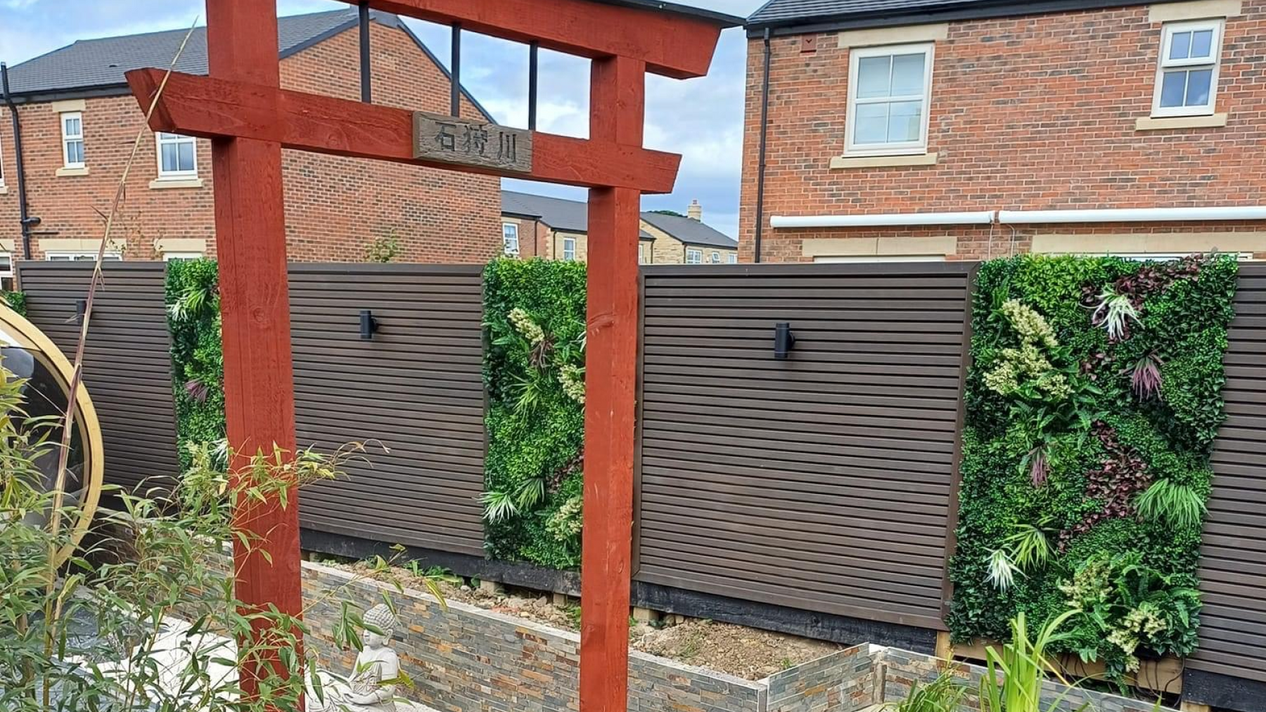 What are the benefits of composite fencing?
